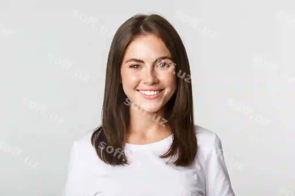 Yaqin surat jozib qora sochli guladigan baxtli ayol turiq oq | Close up attractive brunette girl smiling happy standing white