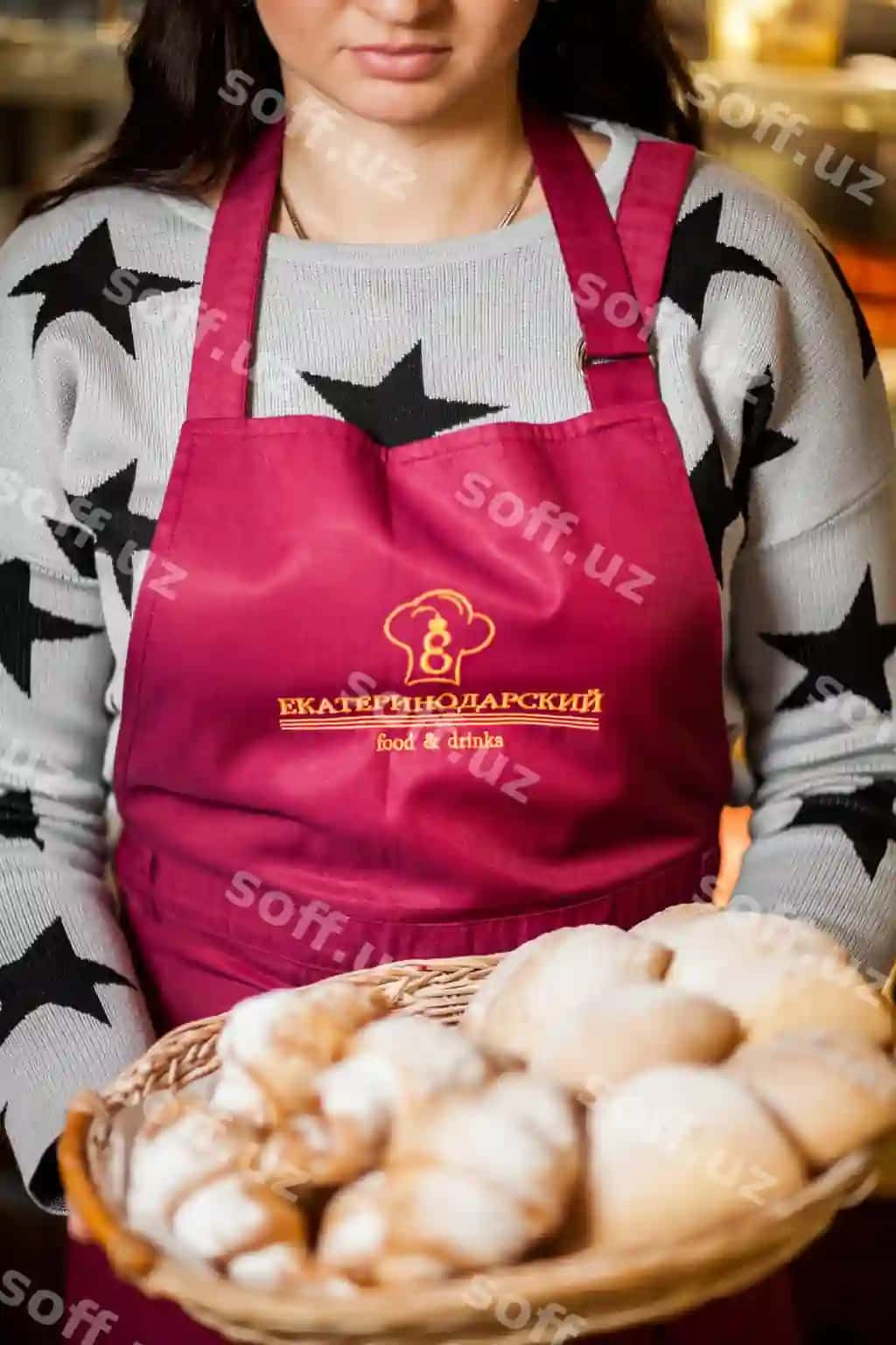 Begonalar qismi ayol muzlatma tutmoq | Midsection woman holding ice cream
