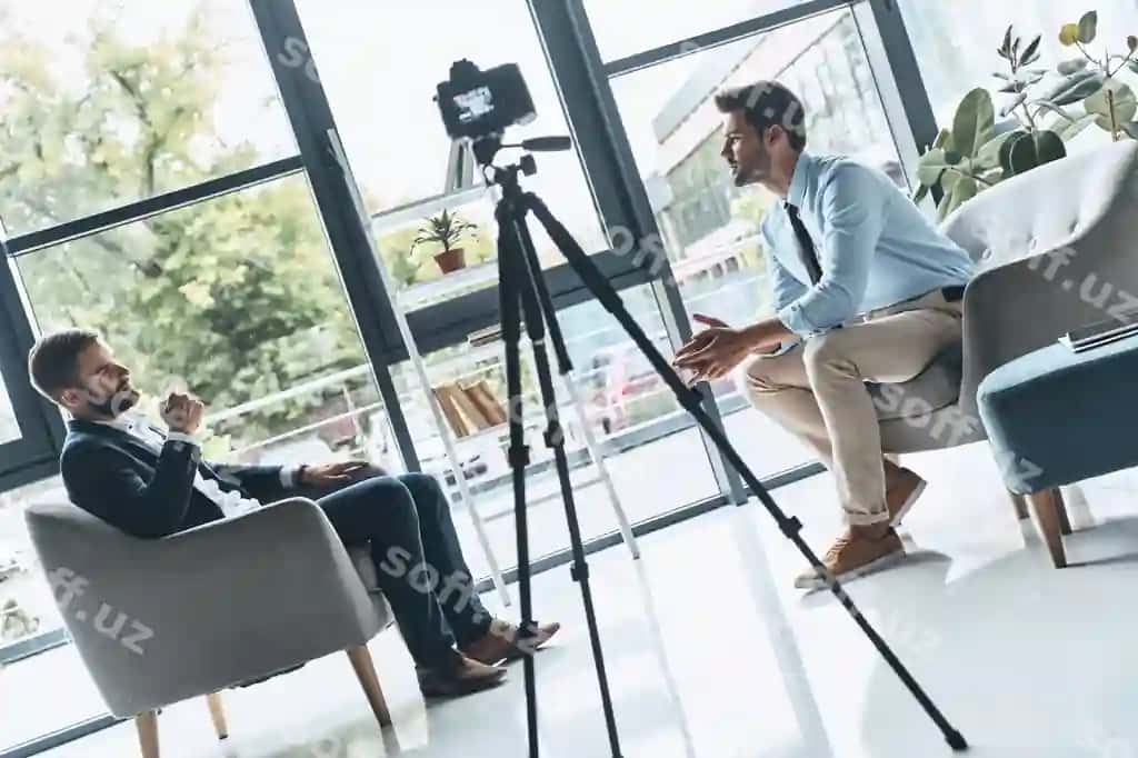 Qiziqarli kontent yaratish ikki yosh erkak smart casual kiyim so'zlashuvchi | Creating interesting content two young men smart casual wear talking