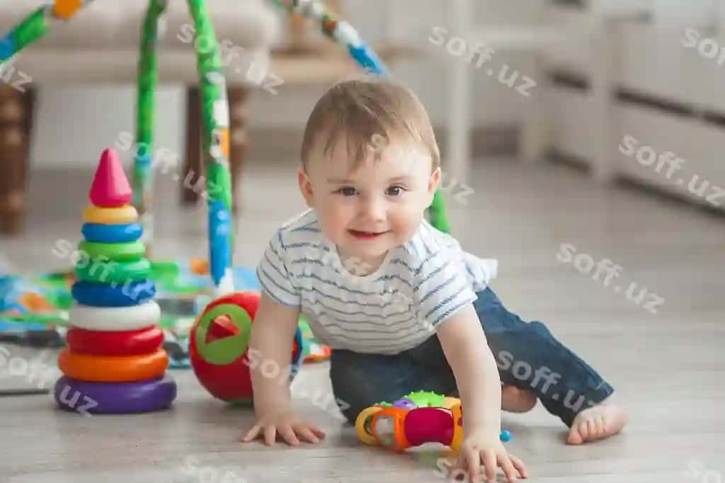 Kichik chiroyli bola uydan ichida o'yin ko'rayotgan chiroyli chaqaloq o'g'ri | Cute little child playing indoors pretty infant baby boy