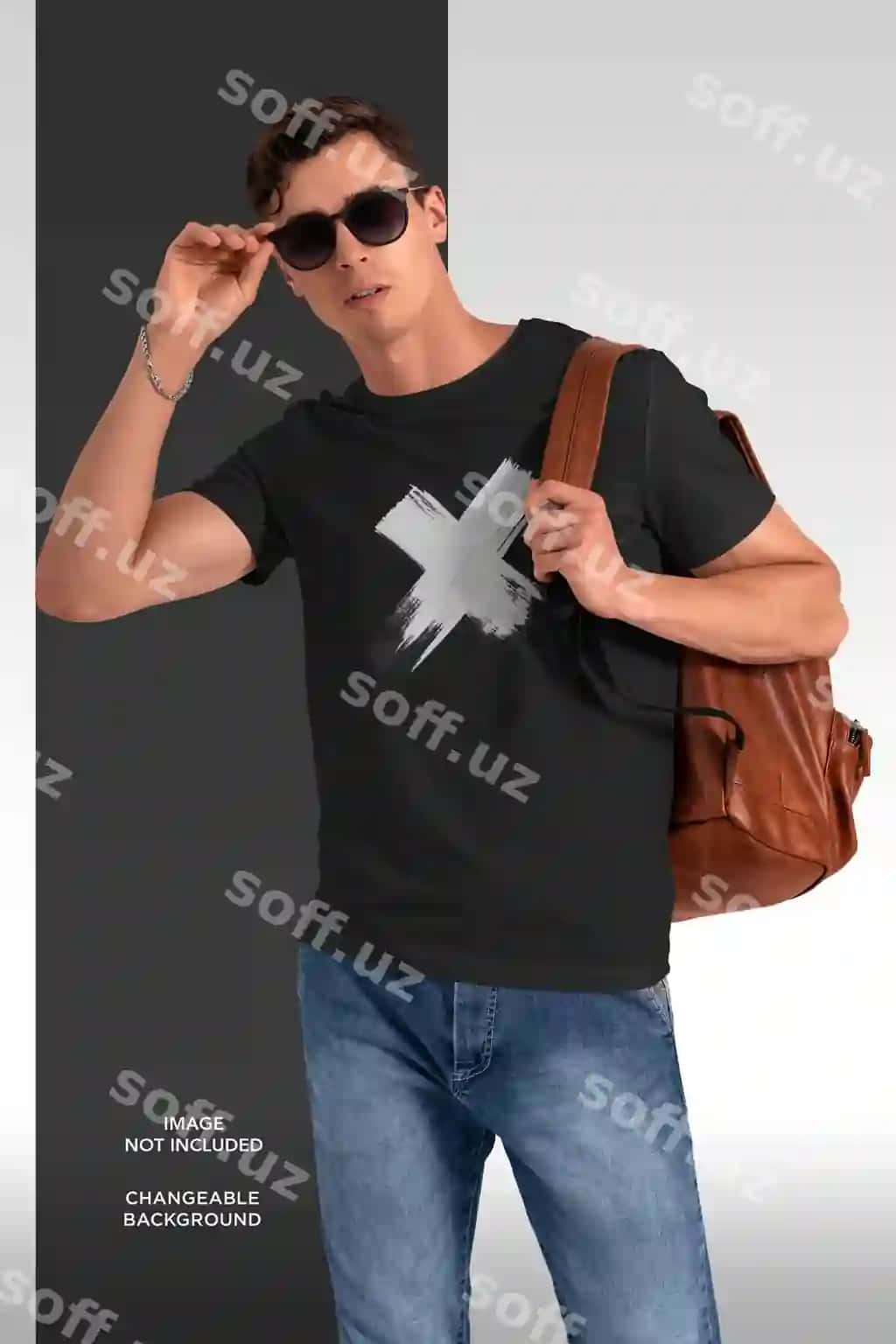Futbolka namunasi ajralgan erkak sustema va ko'z qoplari o'zgartirish mumkin | T shirt mockup isolated man with backpack sunglasses changeable
