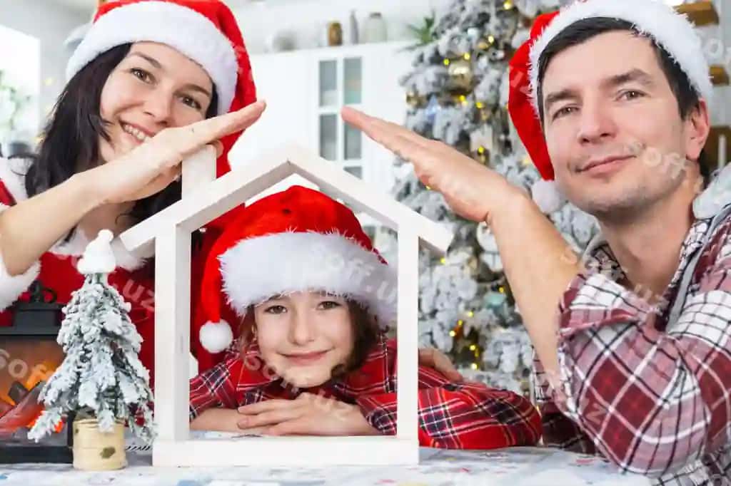 Baxtiyor oila Santa shlyapalari kichik uy qulay uy Christmas dekoratsiyasi bilan bayramlik oq rangli oshxona sovg'a Yangi yil sigorta ko'chish yangi uy ipoteka ijara sotib olish ko'chmana mulk | Happy family santa hats with tiny house cozy home with christmas decor festive white kitchen gift new year insurance moving new house mortgage rent purchase real estate