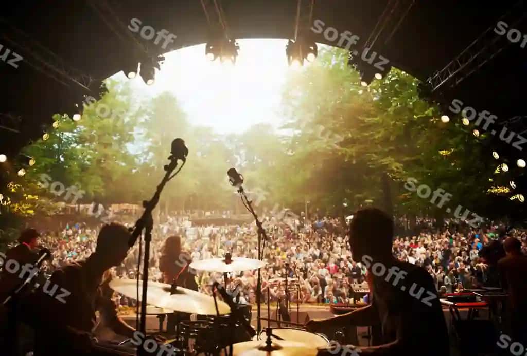 Tayyor rock, kesilgan surat, musiqachilar, oyoq, sahna, havo ochiq musika festivali | Ready rock cropped shot musicians feet stage outdoor music festival