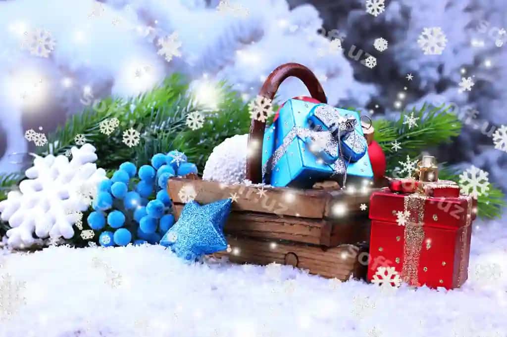 Kompositsiya Rojdestvo dekoratsiyalari savat yolka yorqin fon | Composition with christmas decorations basket fir tree light background