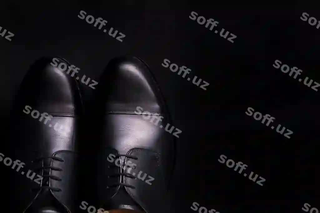 Qora oksford poyabzal qora fonda | Black oxford shoes black background