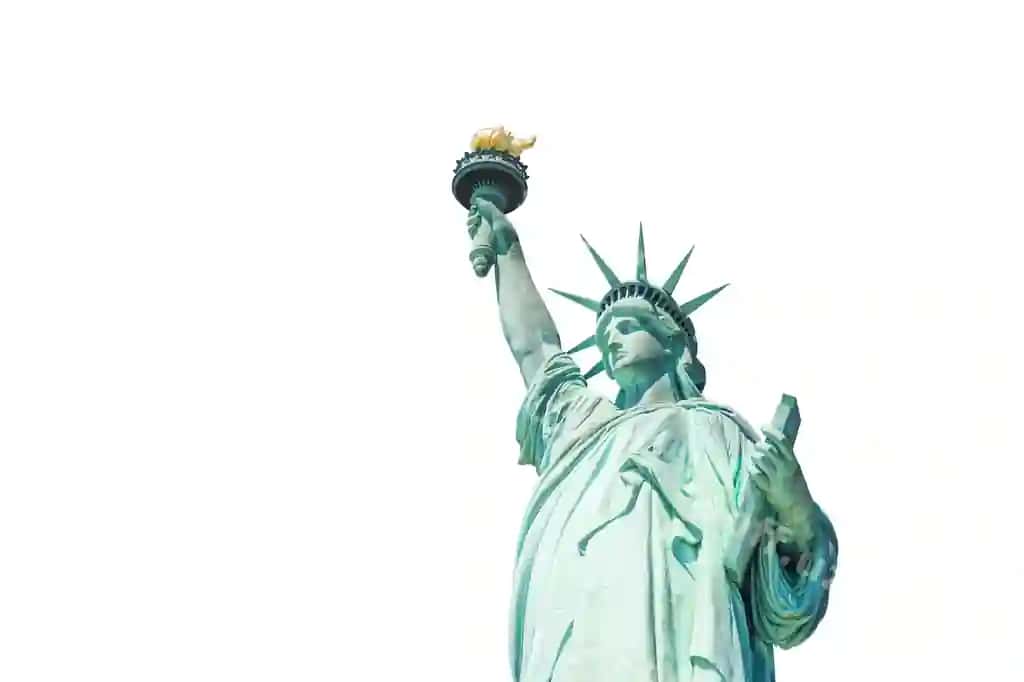 Erkinlik statuasi ajraltirilgan oq fonda | Statue liberty isolated white background
