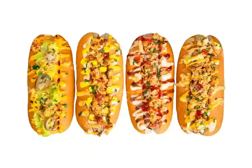 Hot doglar turli mazmlar ajratilgan oq fonda overhead rasmi | Hot dogs different flavors isolated white background overhead shot