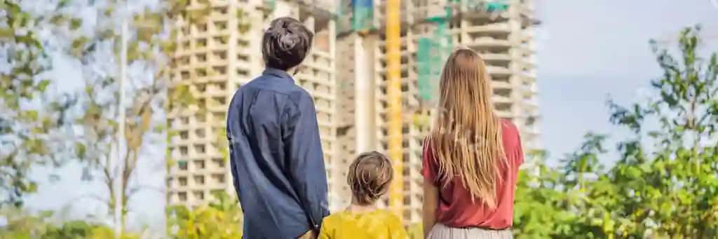 Uzun formatdagi baner oila ona, bobo, bola ularning yangi uy qurilishini ko'rayotganlar | Banner long format family mother father son looking their new house construction