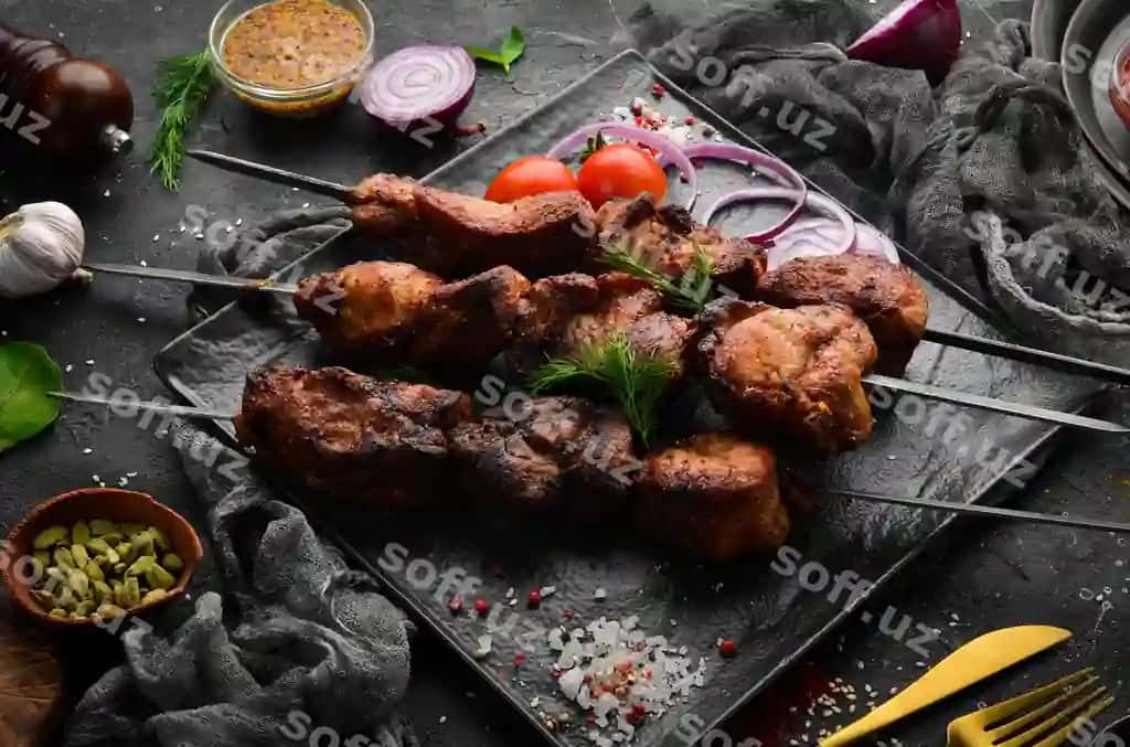 Juicy mazali cho'chqa kabob shish barbekyu menyu yuqori ko'rinishi bepul nusxa ko'chirish maydoni | Juicy tasty pork kebab skewers barbecue menu top view free copy space