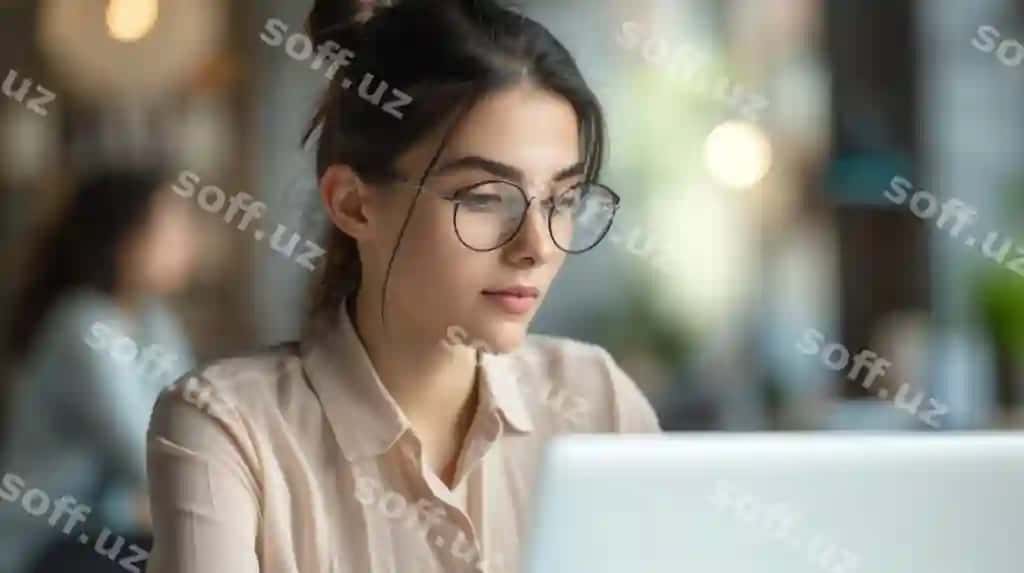 Professional ayol noutbukda ishlayotgan zamonaviy va yorqin ofisda katta oynalari bilan orqa fonda | Professional woman working laptop welllit modern office with large windows background