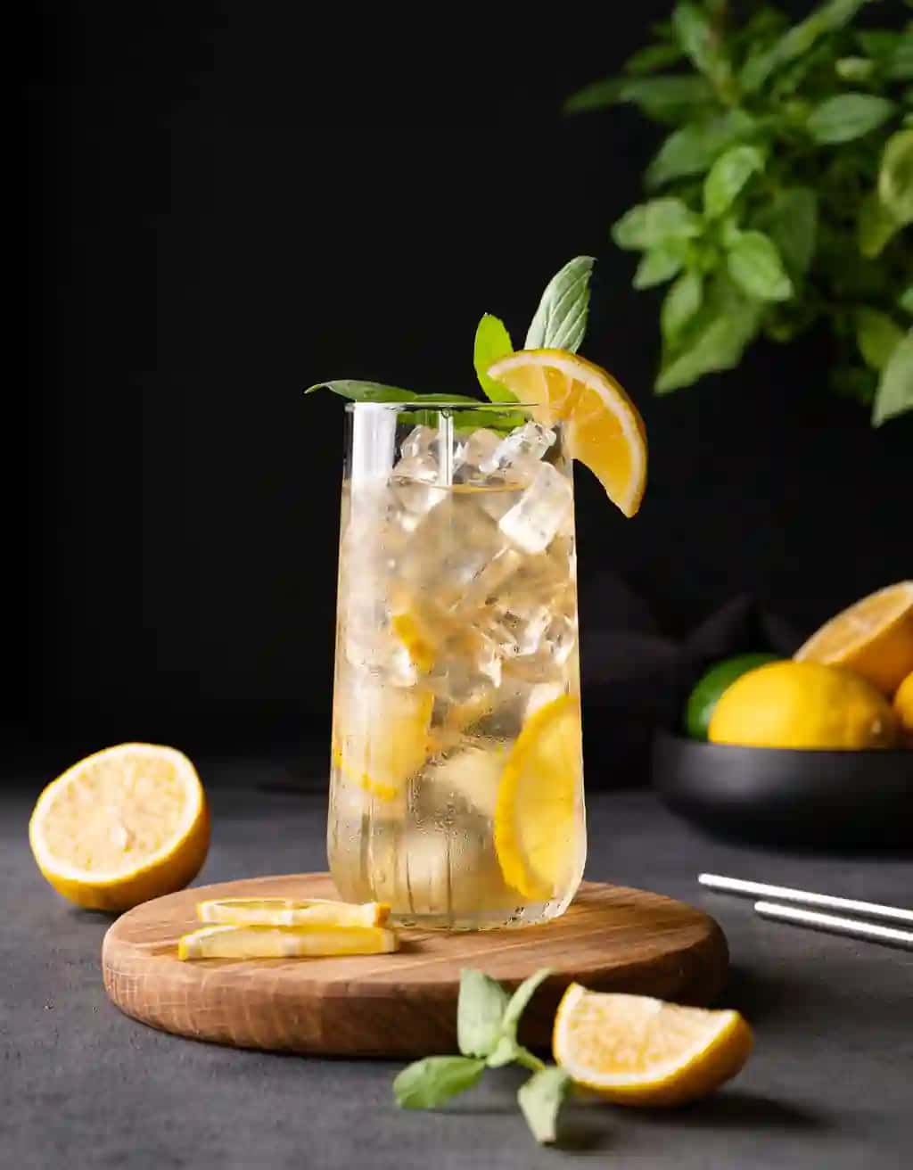 Yangi limonli yalpiz muzli limonadli ichimlik, tetiklantiruvchi tsitrus mojito kokteyli yog'och taxta qorong'i fonda uy qurilishi sog'lom detoks ichimlik tushunchasi | Lemonade drink with fresh lemon mint ice refreshing citrus mojito cocktail wooden board dark background homemade healthy detox drink concept