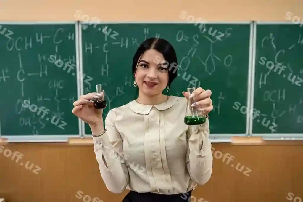 Kimyo fani o'qituvchi ayol yashil doskali sinfda reaktsiyani probirkada kuzatmoqda. | Chemistry female teacher observing reaction testtube classroom against green blackboard
