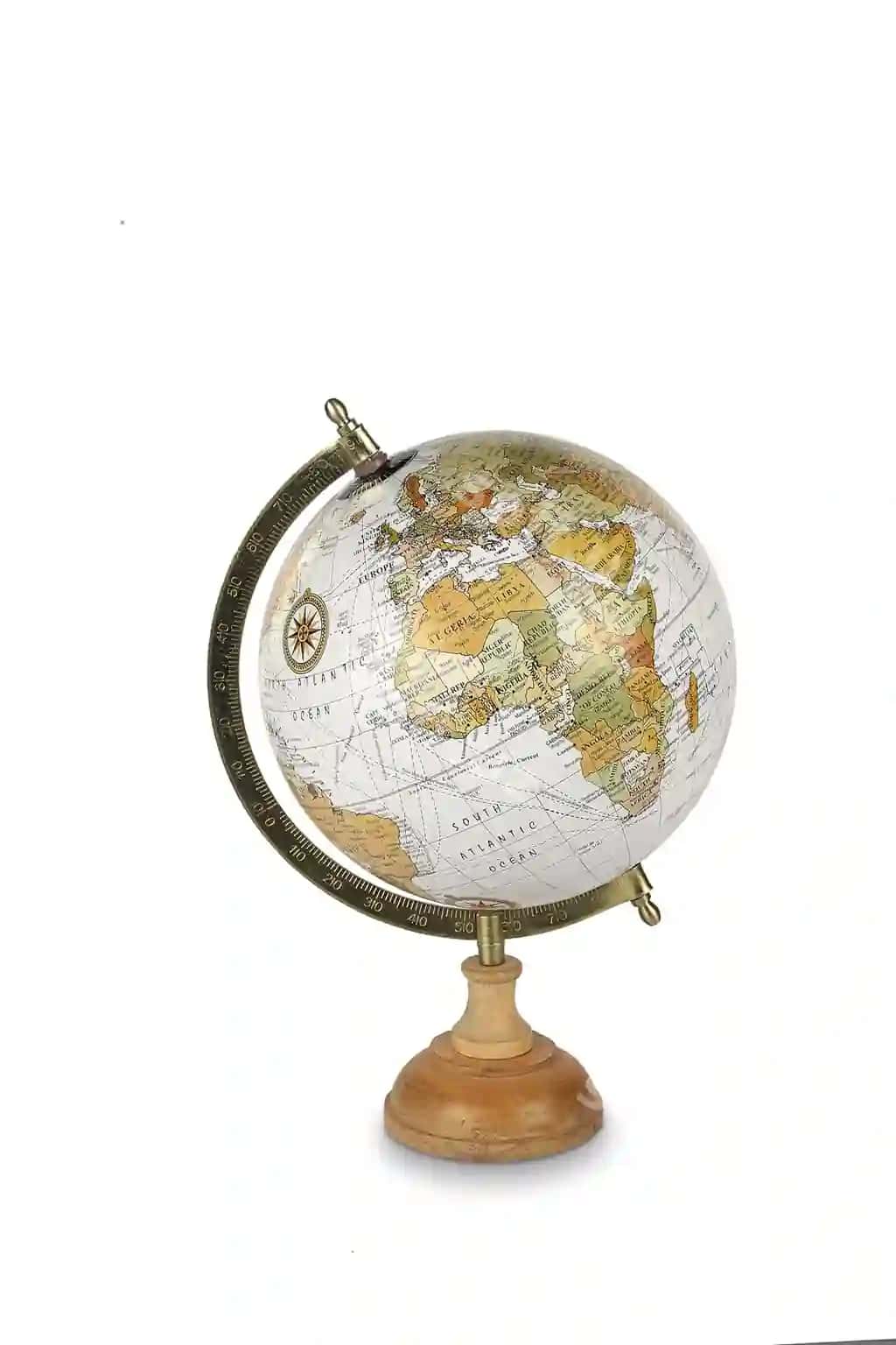 Qadimiy globus ajraltirilgan oq fond kesish yo'li soya bilan | Antique globe isolated white background with clipping path shadow