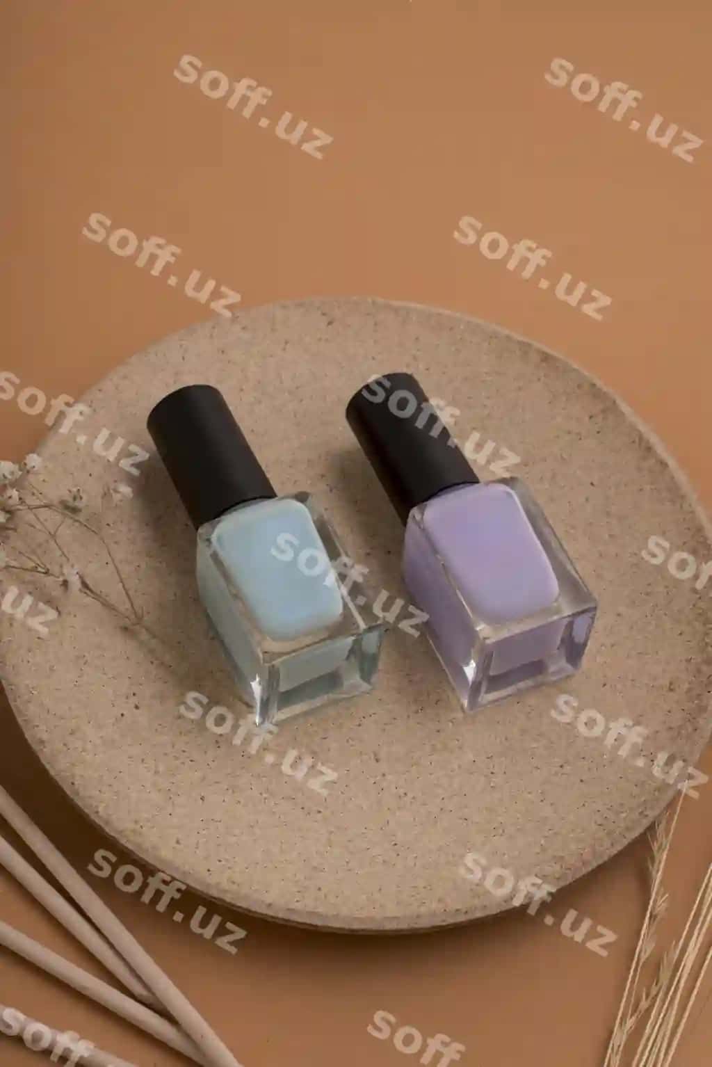 Pozlaysh shishasi mockup manikyur asosiy narsalari bilan | Nail polish bottle mock up with manicure essentials