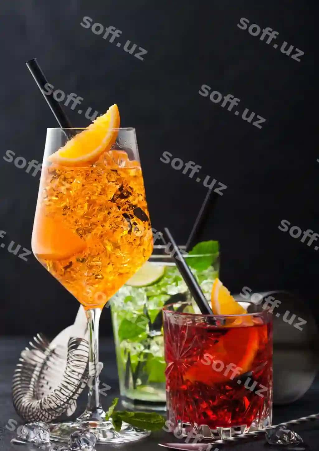 Stakanchi spritz mojito negroni kokteyllari buzlar bilan limon apelsin ajoyiblari minta yapraq qora qamish qorong'u fonda sieve chayvani bilan | Glasses spritz mojito negroni cocktails with ice cubes lime orange slices with mint leaf black straw dark background with strainer spoon