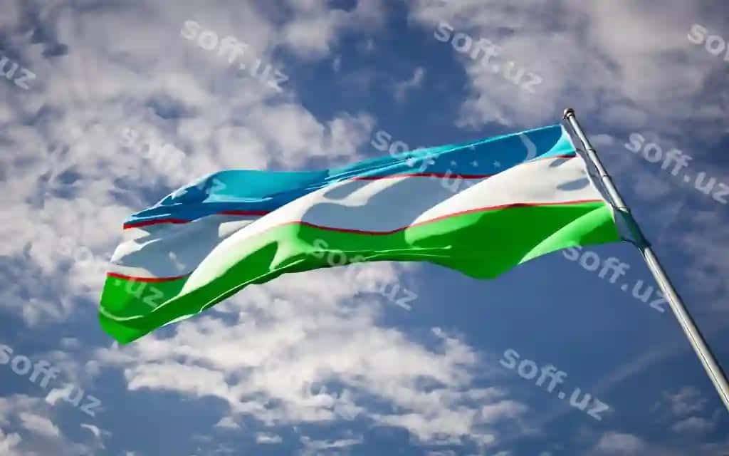 Go'zal O'zbekiston milliy davlat bayrog'i shamol ostida qıp qırq ko'k osmon. | Beautiful national state flag uzbekistan fluttering blue sky