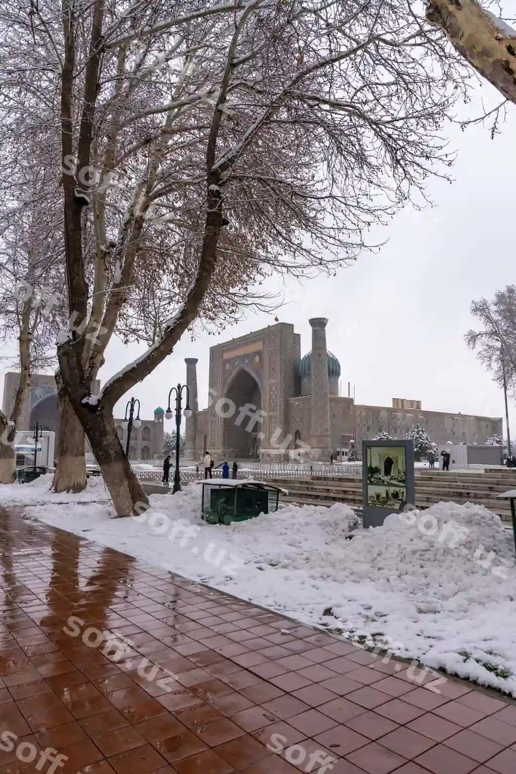 Qorqovli manzara katta binо orqa fonda | Snowy scene with large building background