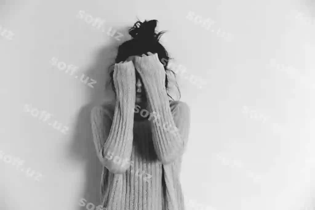O'smir qiz oq orqa fonda yuzini yashirgan holda turgan | Teenage girl hiding face while standing against white background