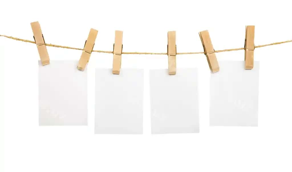 Jamlanma turli xil eslatmalar va qo'shiqchilar oq fon klipping yo'nalishi bilan | Collection various notes clothes pegs white background with clipping path