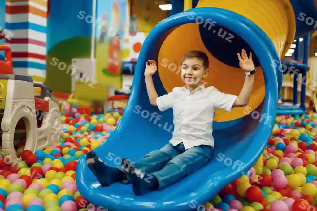 Kichik bola tepalikka intilish ko'ngro'v markazi erkak bola dam olish bayramlar bolalik baxt baxtli bola o'yin maydoni | Little boy ride down hill entertainment center male child leisures holidays childhood happiness happy kid playground