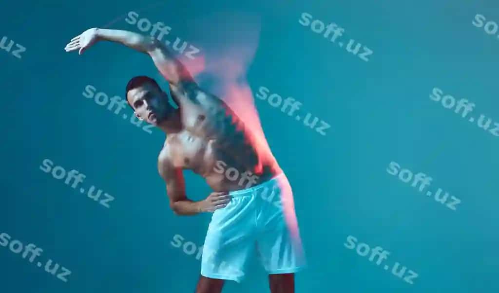 Chiroylik, sportchi, kuchli yosh erkak chap tomonga yiringan, bosh yoqilgan, oq qisqa shuftuklar. | Handsome athletic pumpedup man leans left young man with bare torso white shorts