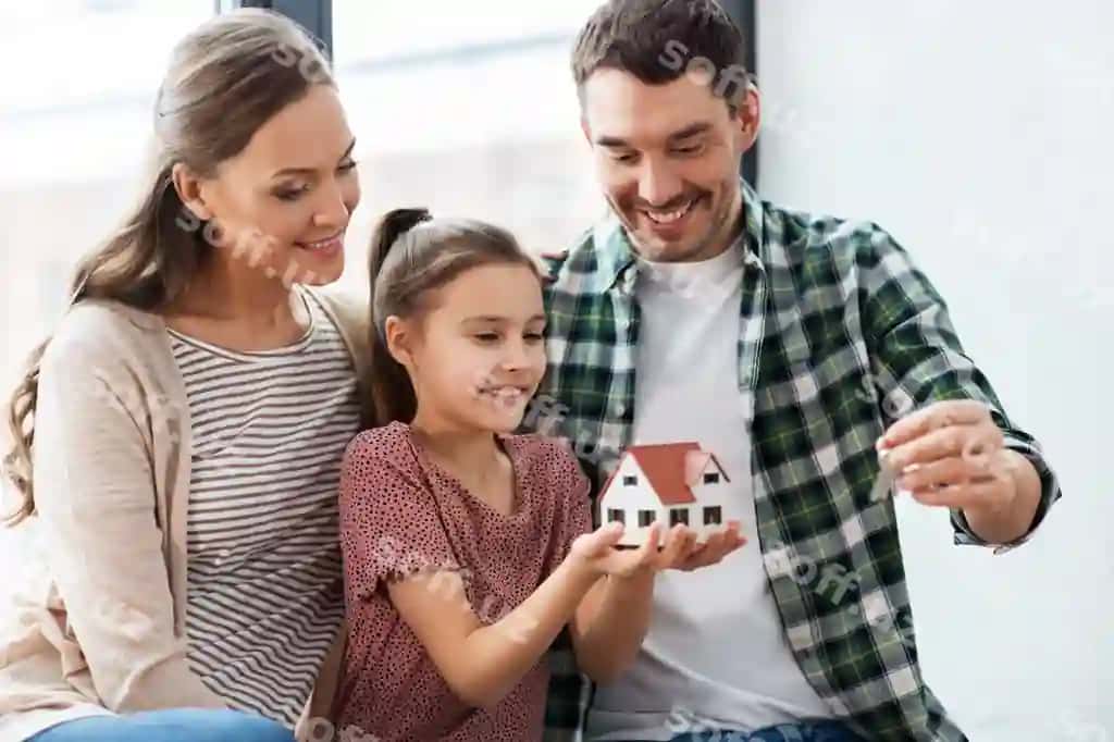 Baxtli oila uy modeli bilan yangi uyga ko'chish | Happy family with house model moving new home