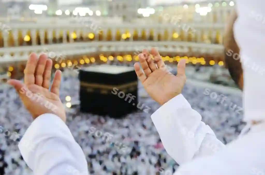 Musulmon Mekka da namoz o'tiyotgan qo'llari ko'tarilgan holatda | Muslim praying mekkah with hands up