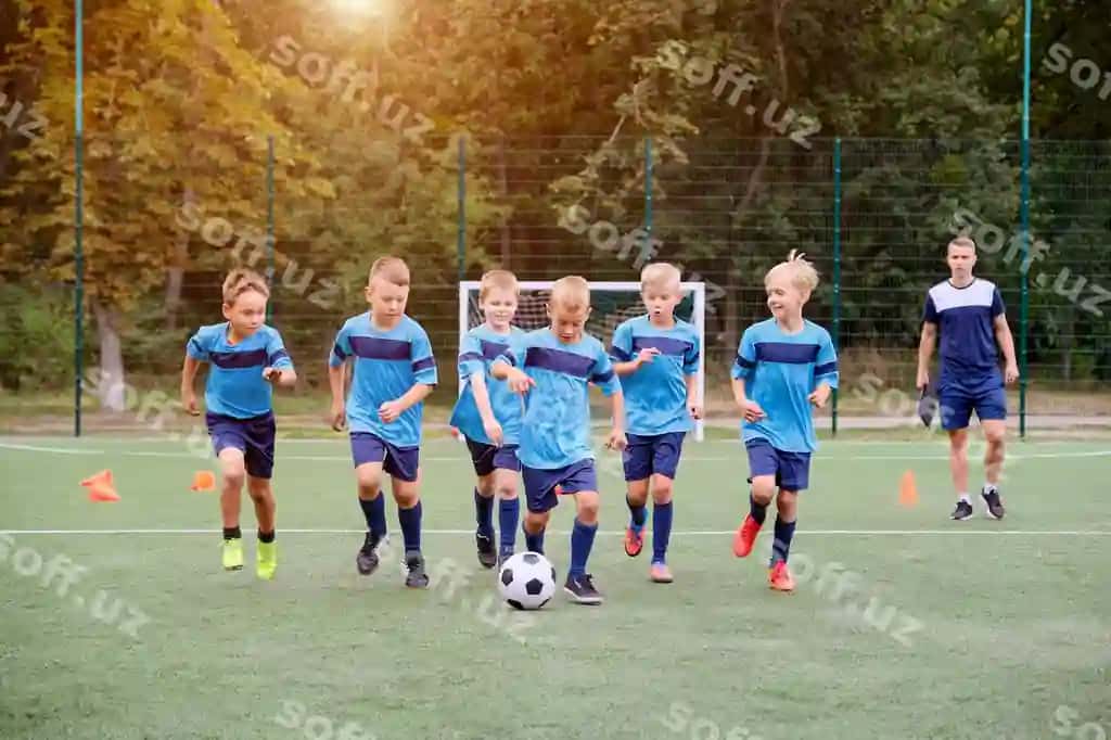 Bolalar futbol to'pni tepish va yug'ilish, futbol trening seanslari o'tkazmoqda. | Children running kicking soccer ball children football training session