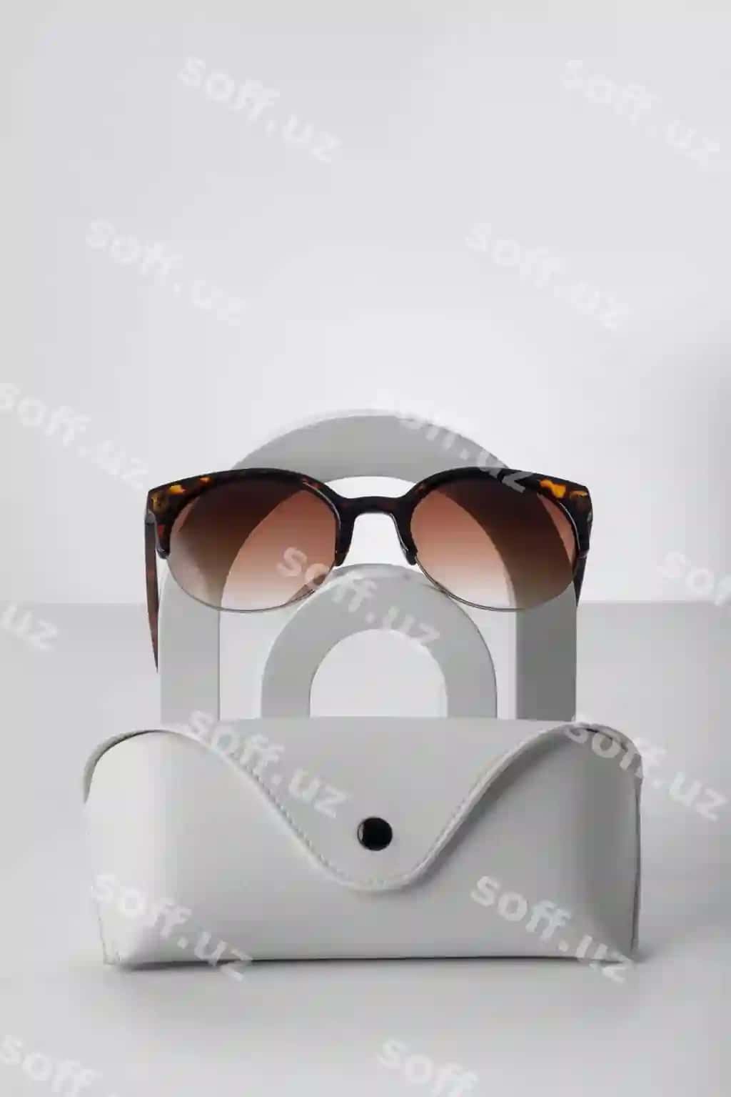 Ko'z qorqatlar bilan qo'llanma dizayni mockup | Sunglasses with case mockup design