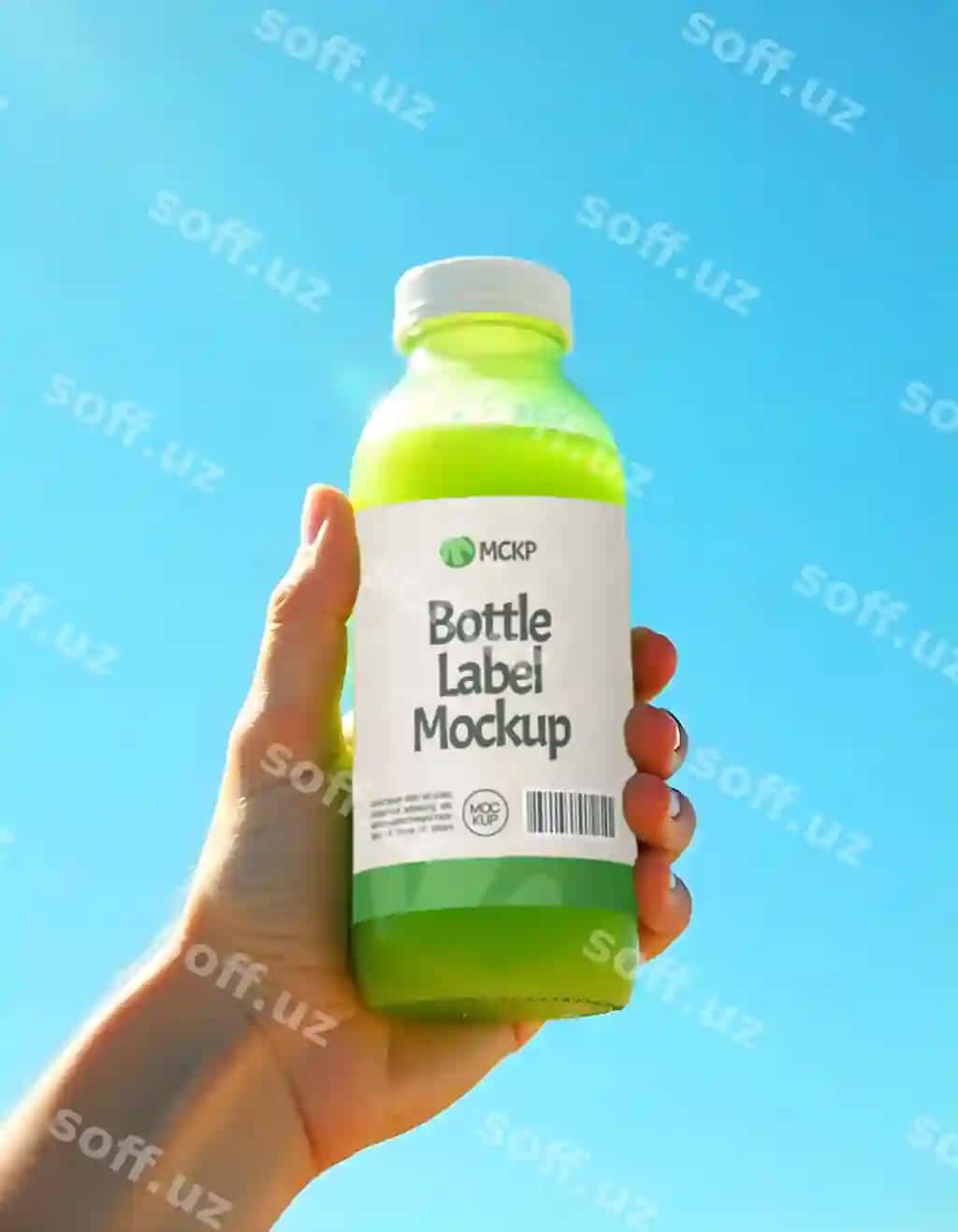 Shisha etiketka namunasi qolqiq bilan tutgan ko'k osmon fonida | Bottle label mockup with hand holding against blue sky