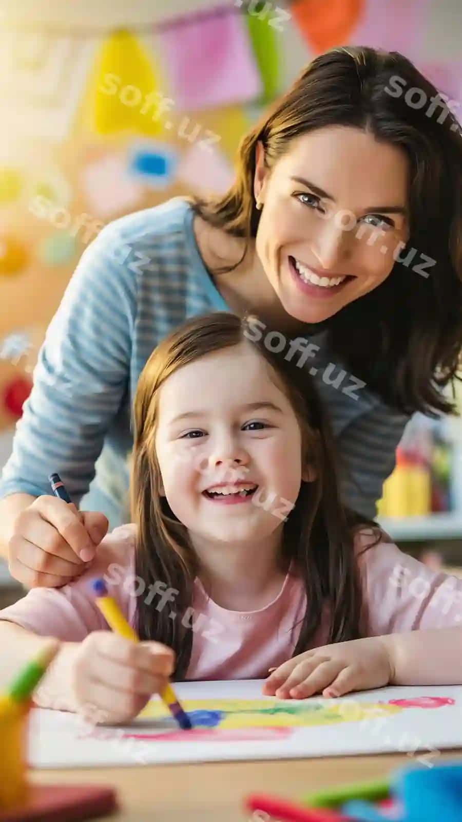 Ayol baxtli qiz bilan, u Down sindromiga ega chizayotgan | Woman with happy girl with down syndrome drawing